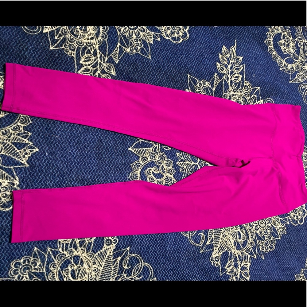 90 degree. Bright pink legging